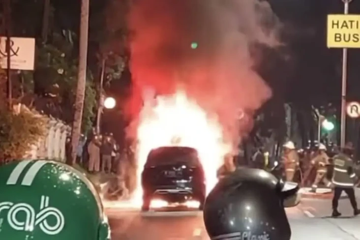 Mobil Terbakar di Tengah...