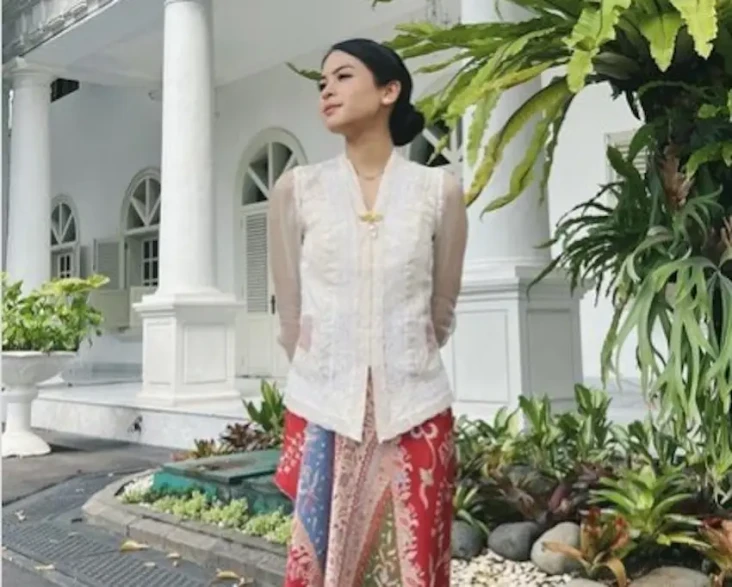 Maudy Ayunda Pakai Kebaya...