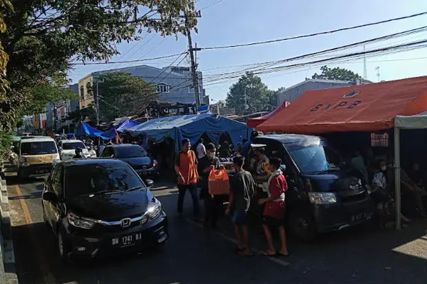 Bertahan di Lokasi Kebakaran...