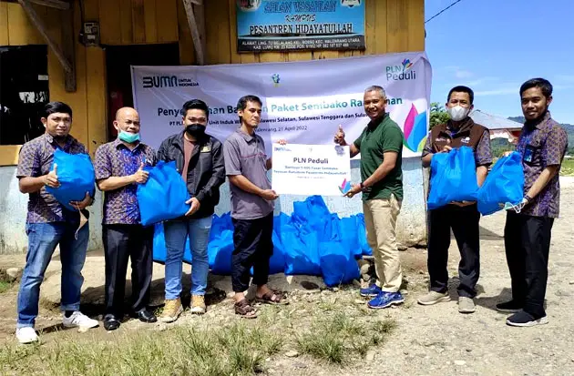 PLN Serahkan 5.000 Paket...