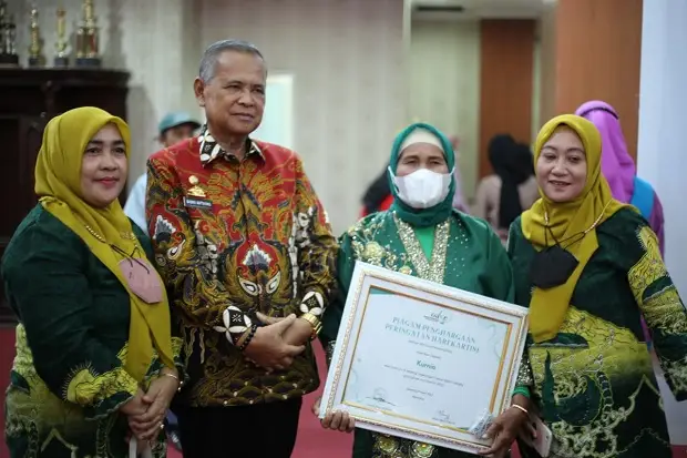 Hari Kartini, Pengelola...