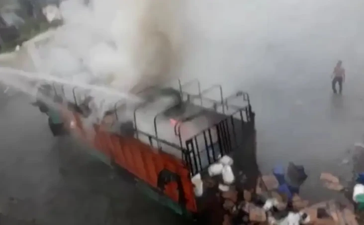 Truk Ekspedisi Terbakar...