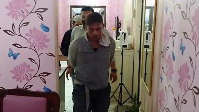 Remas Payudara Gadis...