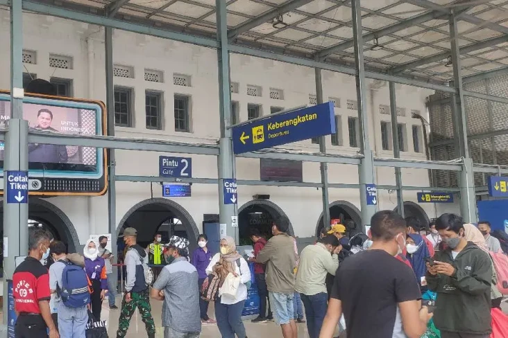 Pemudik Naik Kereta...