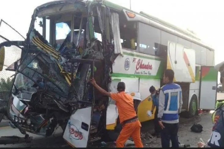 Bus Hantam Belakang...