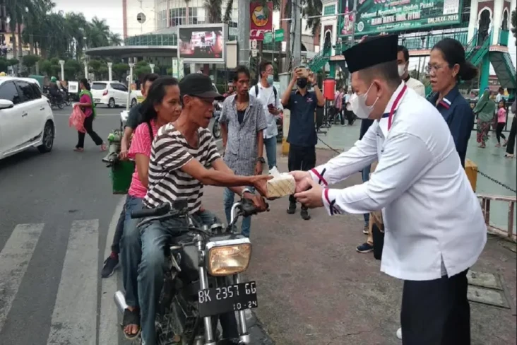 Tebar Ribuan Takjil...