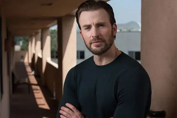 Chris Evans Isi Suara...