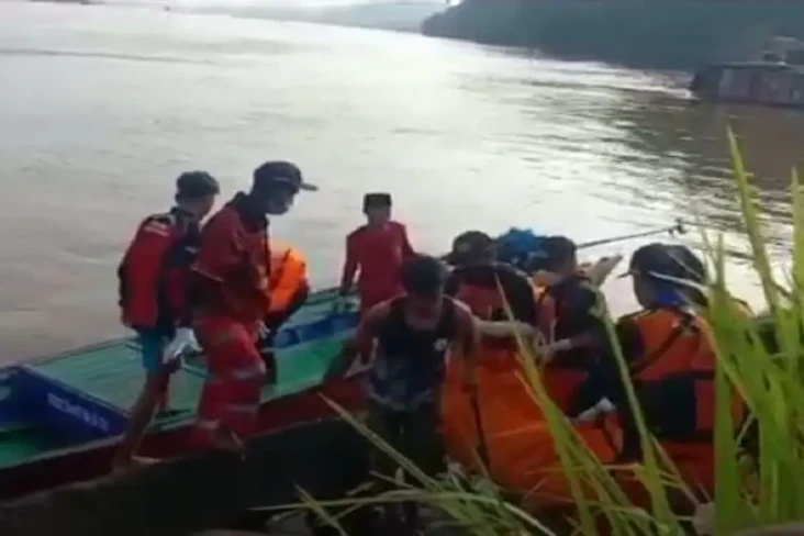 Lompat ke Sungai Mahakam...