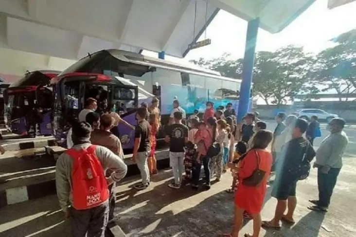 Pemudik di Terminal...