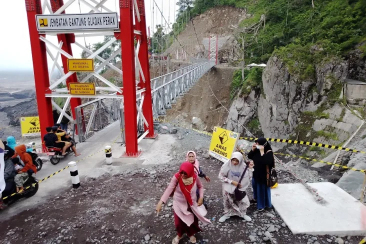 Tak Peduli Bahaya Erupsi...