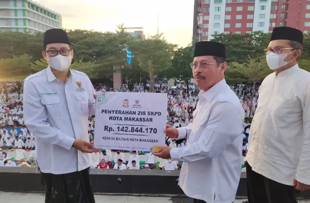 Pemkot Makassar Serahkan...