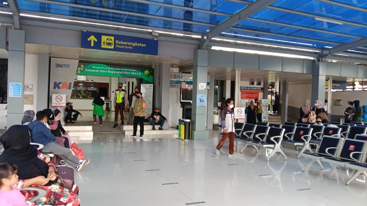 Jelang Lebaran, Stasiun...