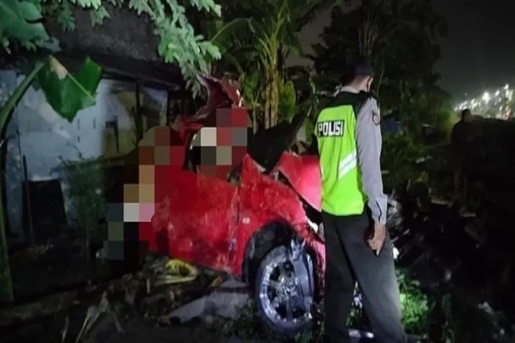Kereta Api Tabrak Mobil...