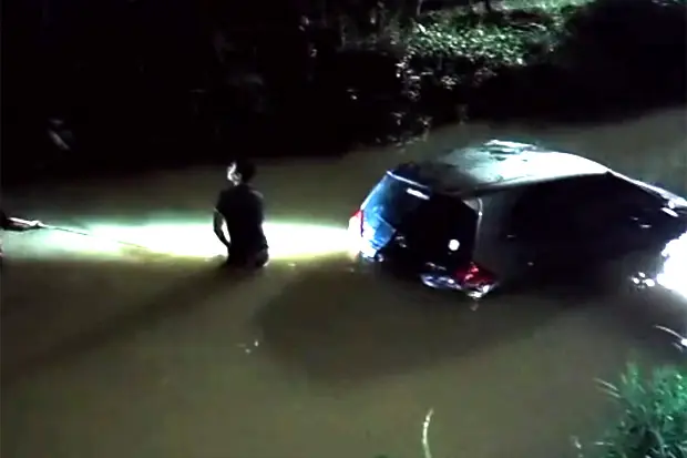 Sebuah Mobil Terjun...