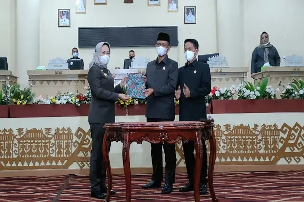Bupati Winarti Menerima...