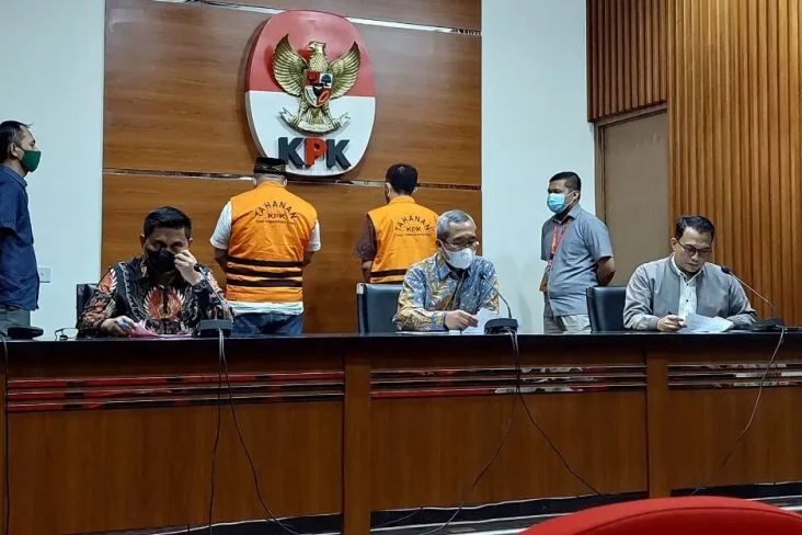 2 Tersangka Korupsi...