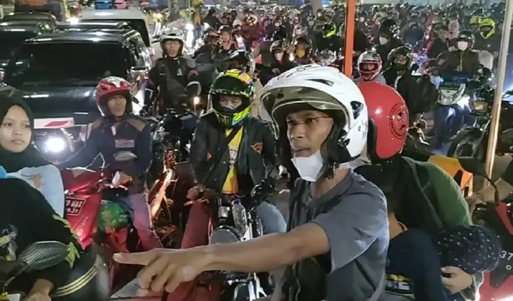 Tertahan Berjam-jam,...