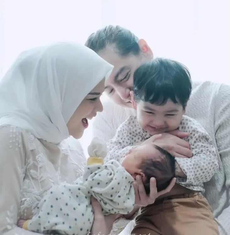 Cut Meyriska Gendong...