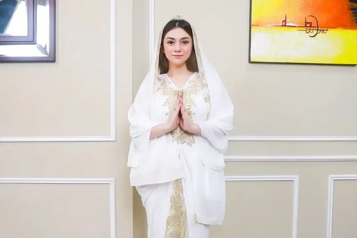 Pakai Hijab, Celine...