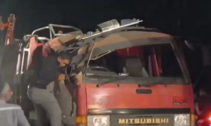 Mobil Pemadam Kebakaran...