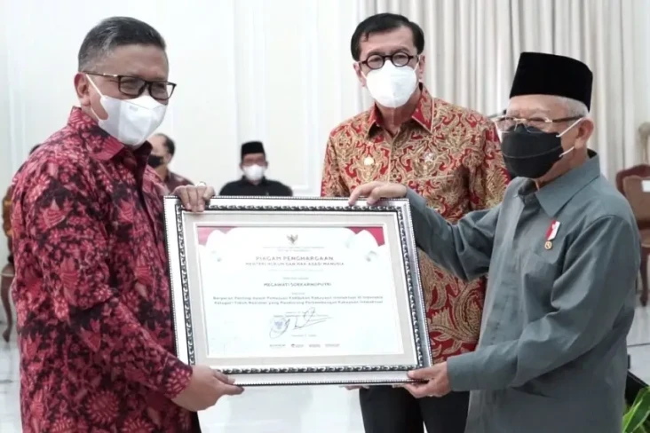 Megawati Dapat Penghargaan...