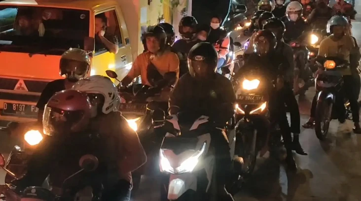Ribuan Pemudik Tersendat...