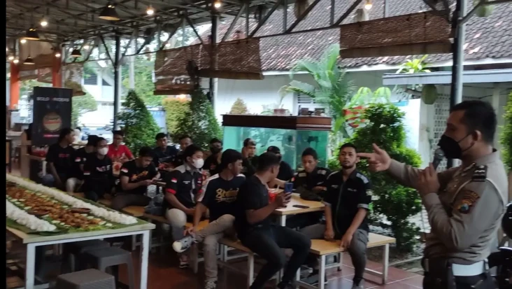 Gandeng Polisi, Komunitas...