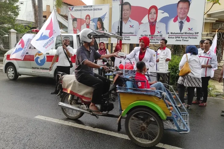 Tak Hanya Bagi Takjil,...