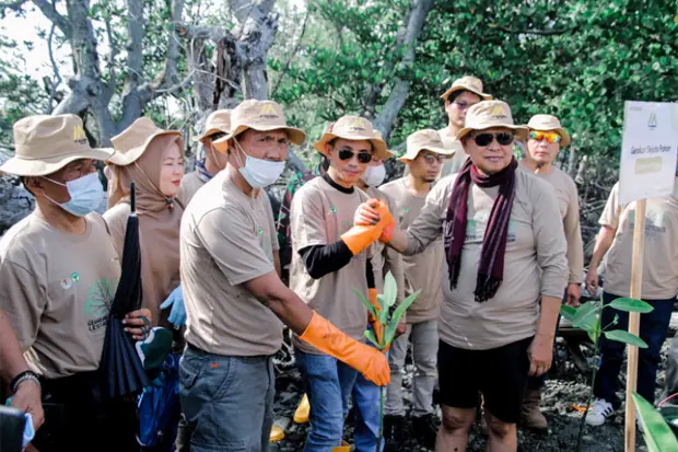 Hijaukan Pesisir Pelabuhan...