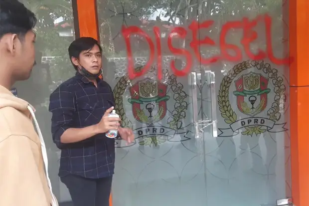 Mahasiswa Segel DPRD...