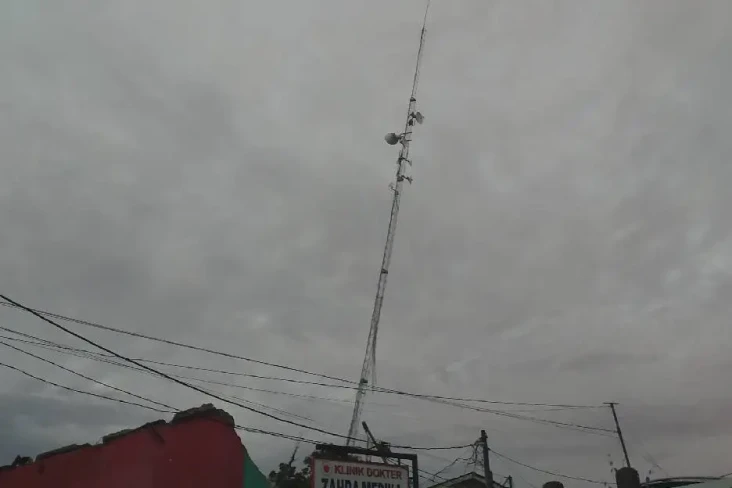 Kebakaran Lahap Deretan...