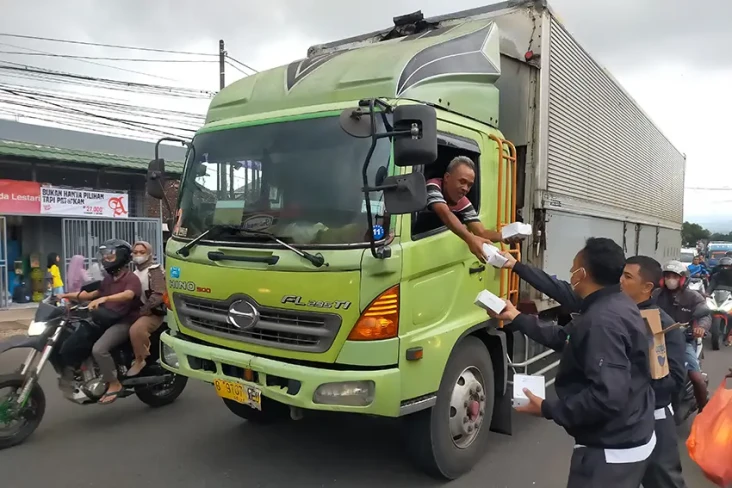 Bagikan Takjil di Cigombong,...