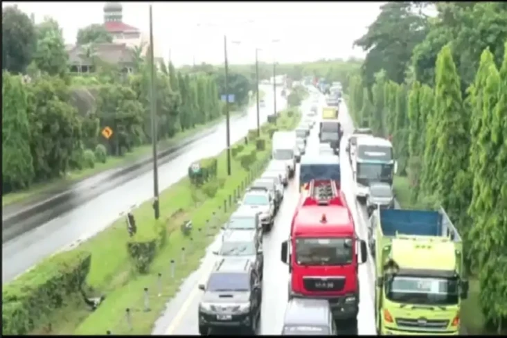 Calon Penumpang Kapal...