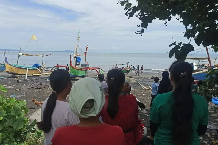 Nekat Mudik Pakai Sampan...