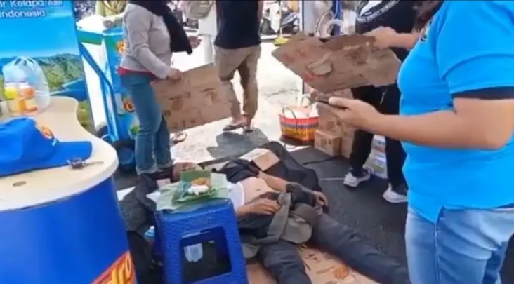 Kepanasan saat Antre,...