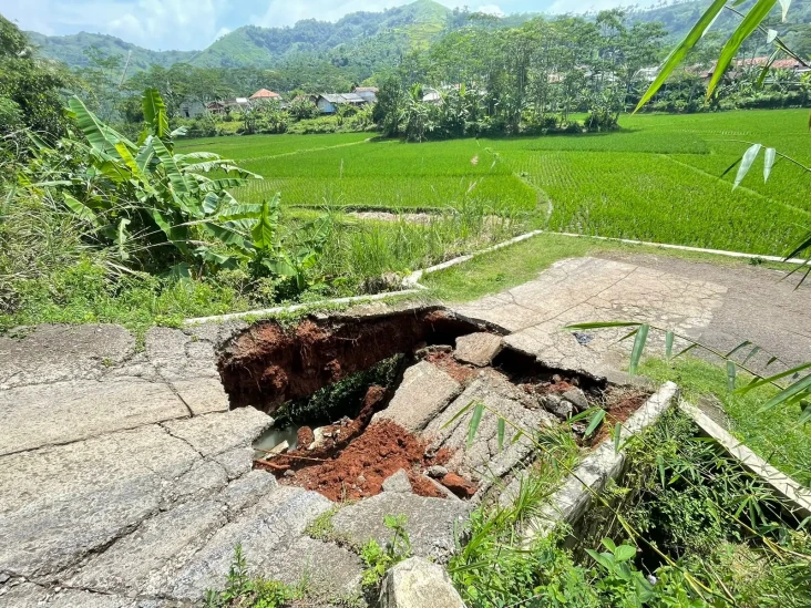 Jalan Penghubung 2 Kampung...