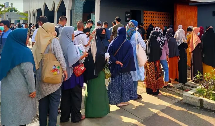 Horor! Penampakan Antrean...