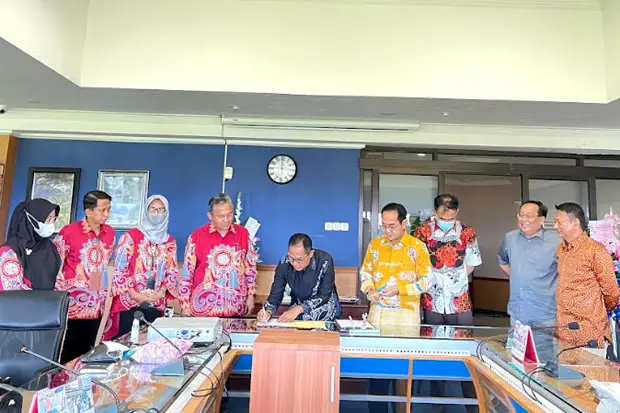 Hari Pertama Jadi Rektor,...