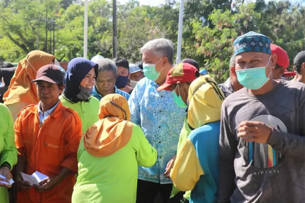 Ratusan Tenaga Kebersihan...
