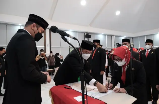 Bupati Adnan Lantik...