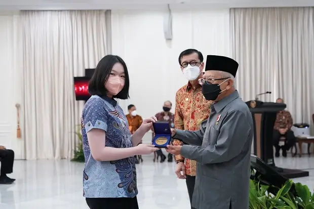 Angel Anlee, Siswi SMP...