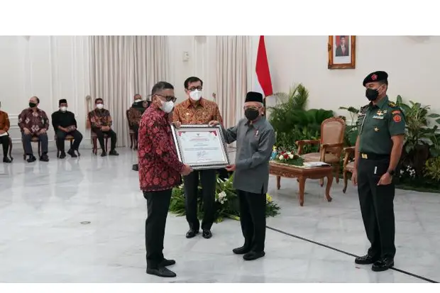 Megawati Terima Penghargaan...