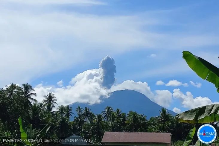 Gunung Ibu Erupsi 2...