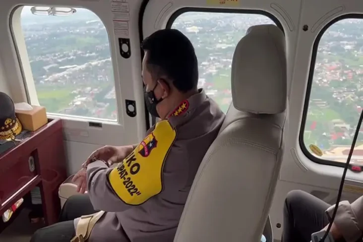 Naik Heli, Kapolri Pantau...