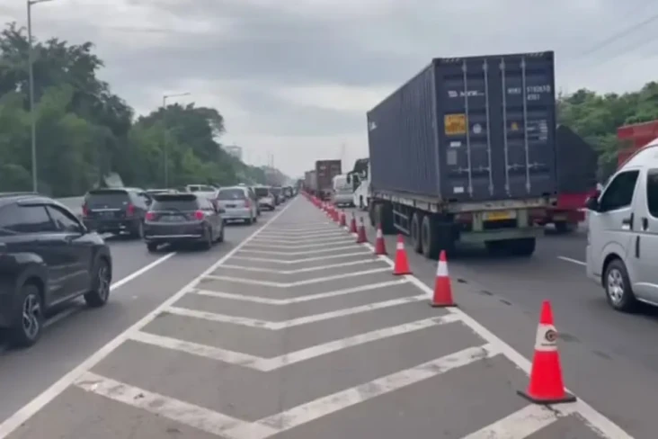 Pemudik Terjebak Macet,...