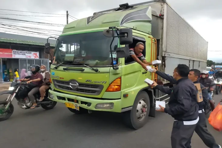 Dapat Takjil dari Baja...