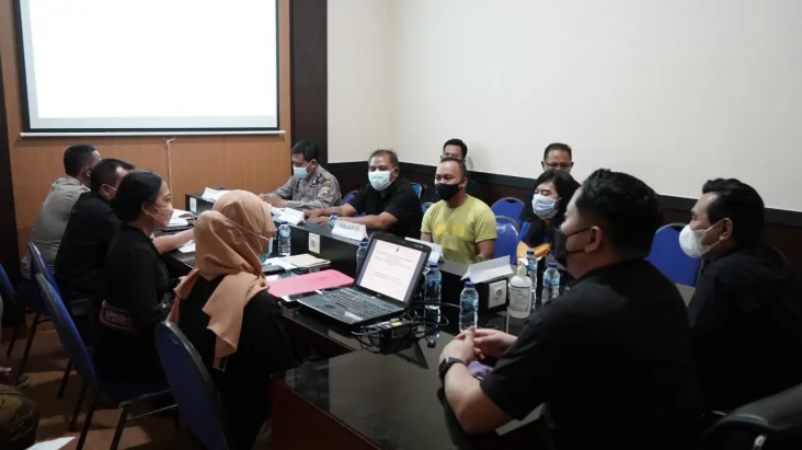 Asyik Main HP, Ibu di...