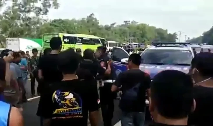 Emosi Terjebak di Tol...