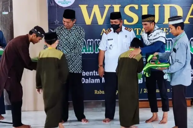 44 Santri dan Santriwati...