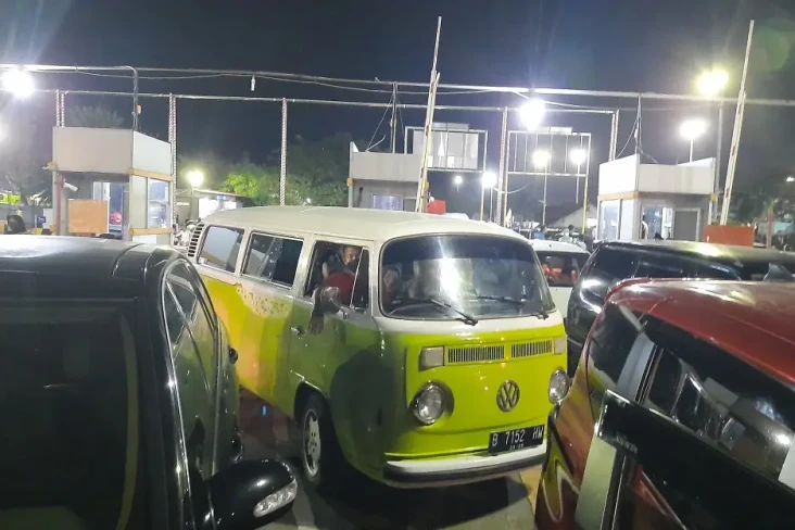 Tunggangi VW Kombi Antik,...